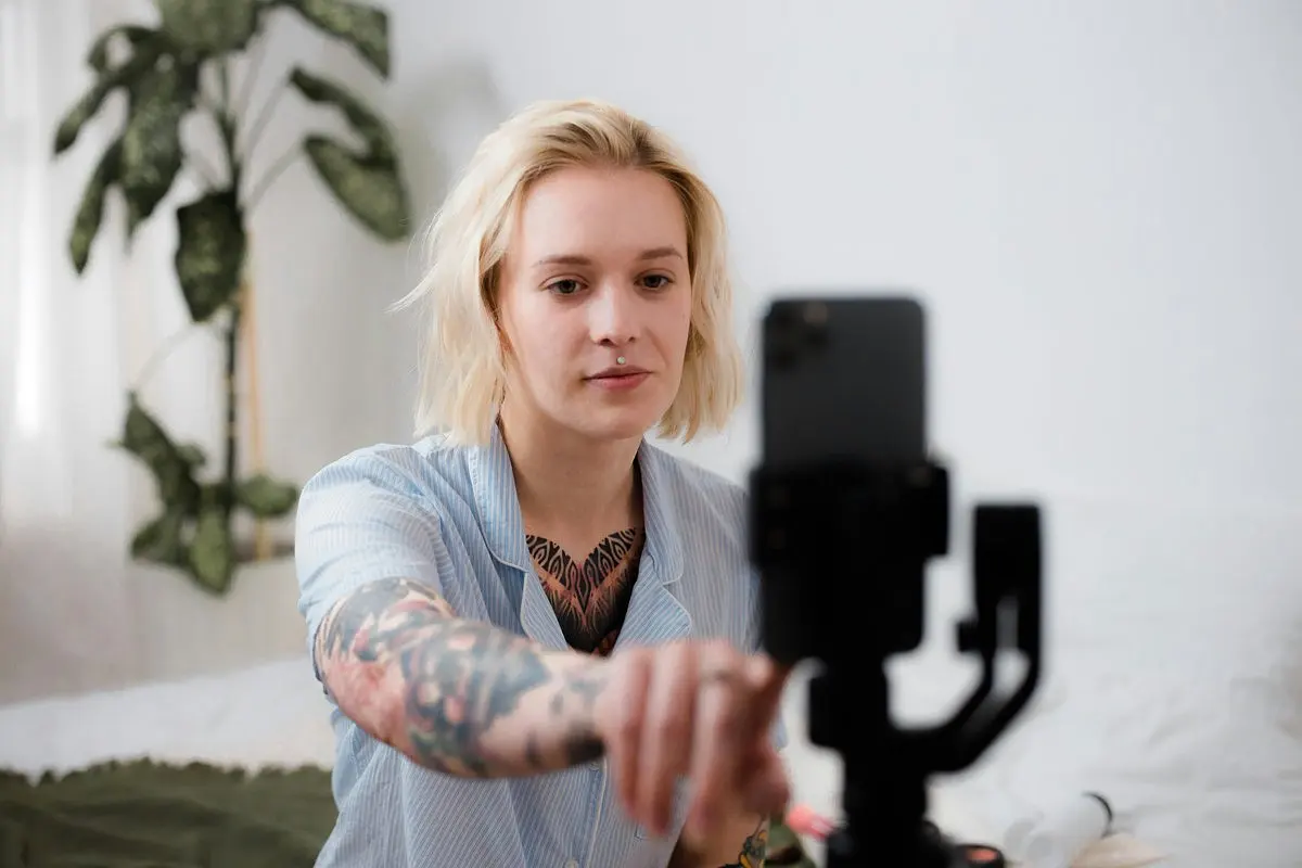 創作者在電腦螢幕上設計YouTube縮圖