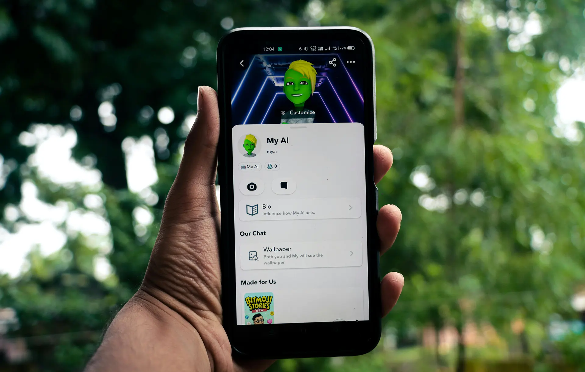 智慧型手機螢幕上顯示著 Facebook、Instagram、TikTok 和 LINE 等熱門社群媒體應用程式圖示，背景是模糊的台北城市天際線。