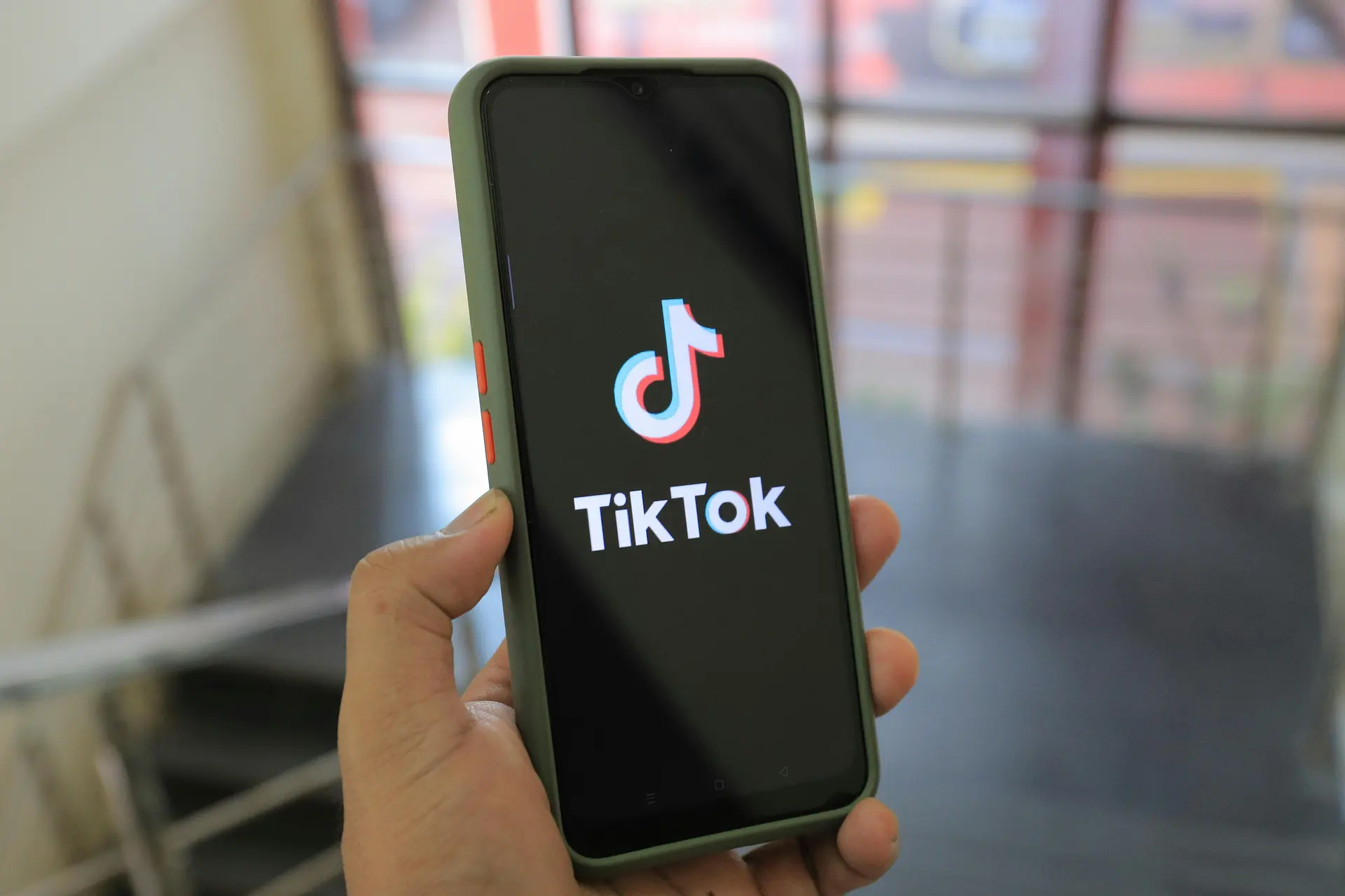 智慧型手機顯示 TikTok 流行短影音內容動態