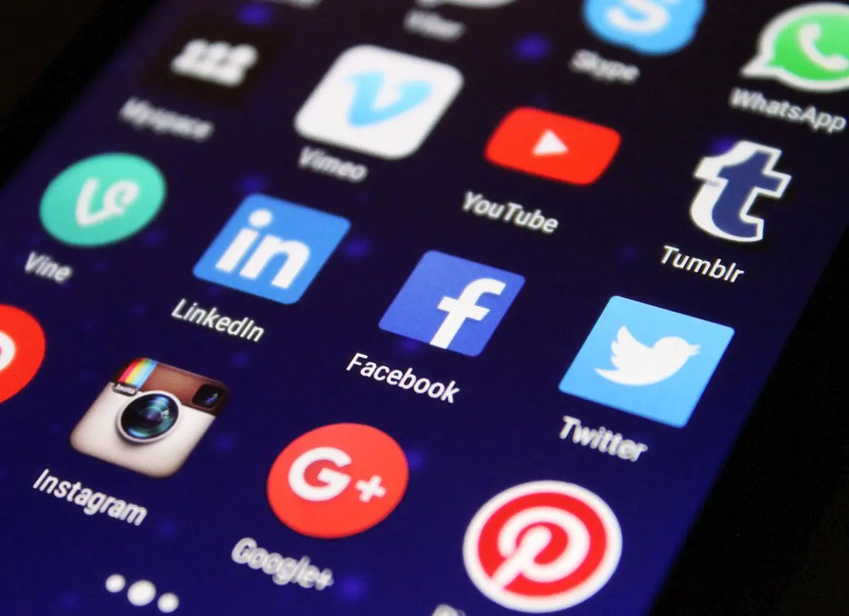 AI 助理正在為 Instagram、Facebook 和 TikTok 生成內容點子並安排貼文