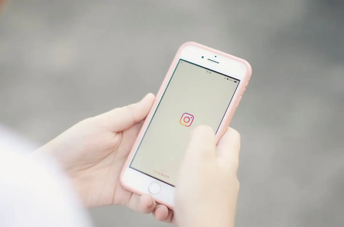 一位使用者在智慧型手機上瀏覽 Instagram 限時動態，並標示出「限時動態焦點」等進階功能。