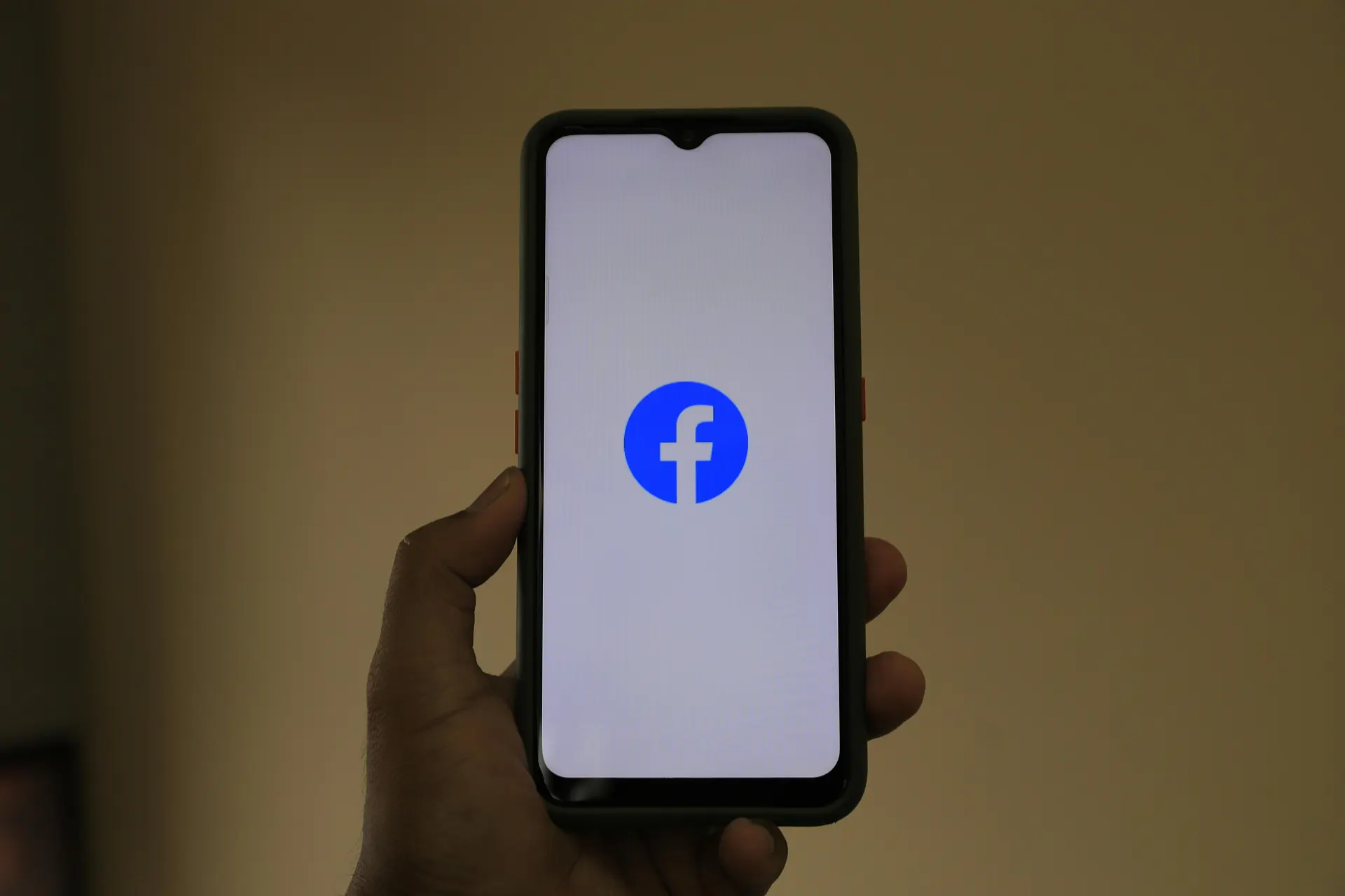 一人正檢視數位行銷儀表板，上面顯示圖表與數據，代表社群媒體活動的數據分析。